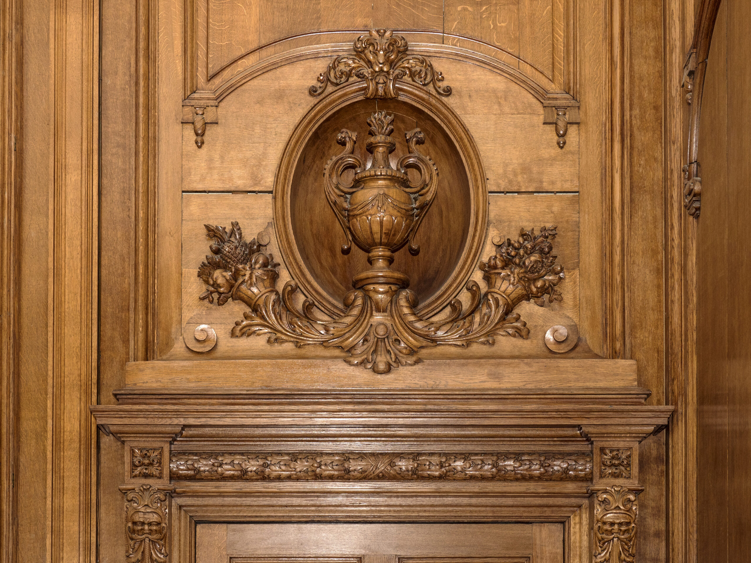 Decorative oak architrave featuring urn, cornucopias and oak leaves